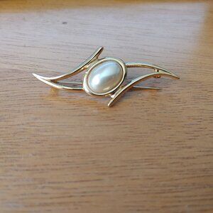 Napier Vintage Gold Tone Faux Pearl Signed Brooch